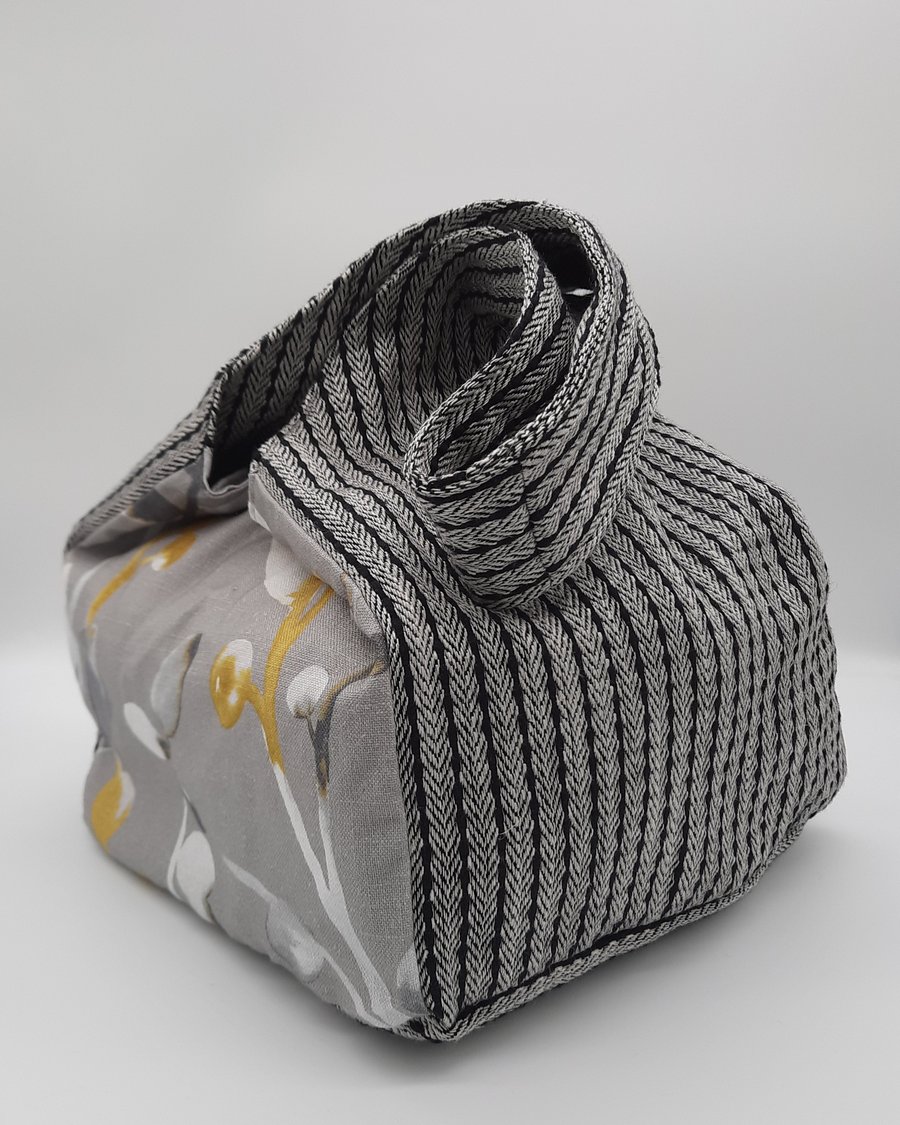 Cubed, slouch one strap bag. Magnetic popper and inside pocket. 