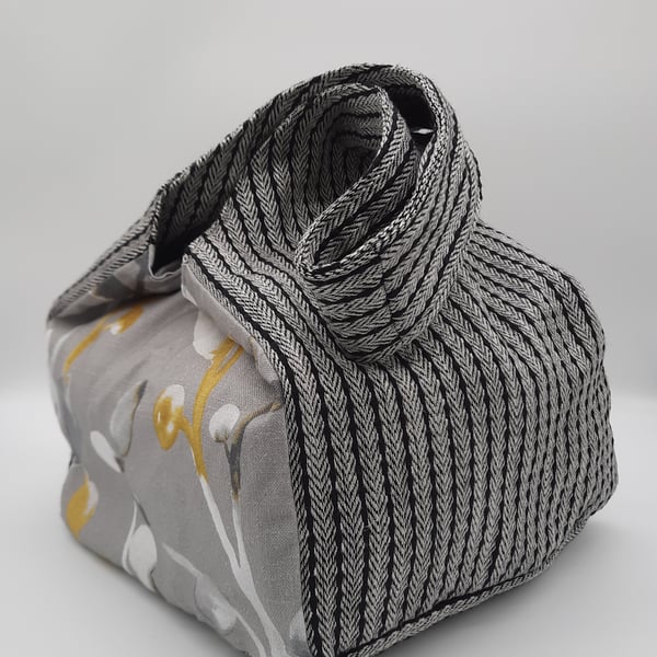 Cubed, slouch one strap bag. Magnetic popper and inside pocket. 