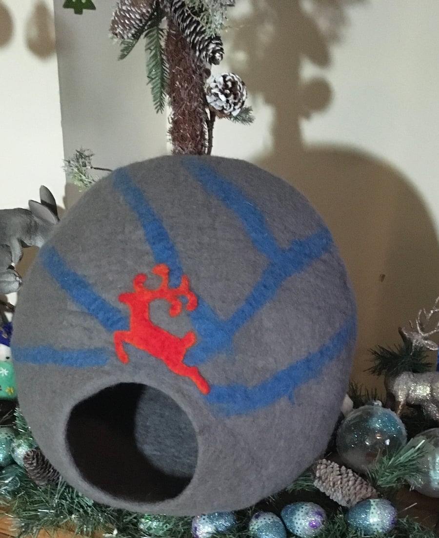 Christmas holiday cat igloo, cat cave, hand wool felted bed.