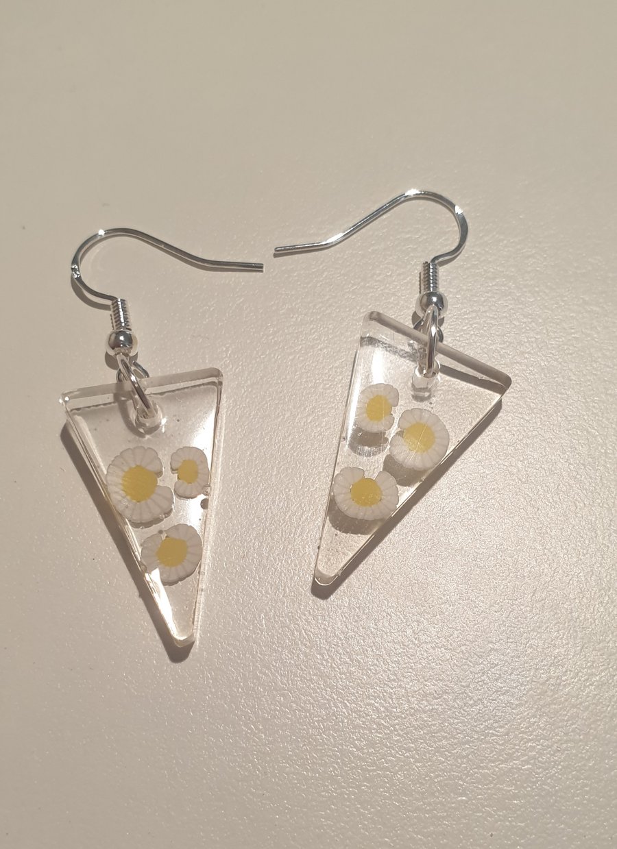 Triangle daisy flower resin earrings
