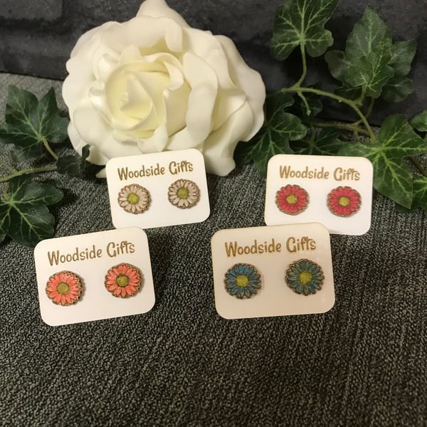 Painted daisy stud earrings, hand painted laser engraved earrings, flowers