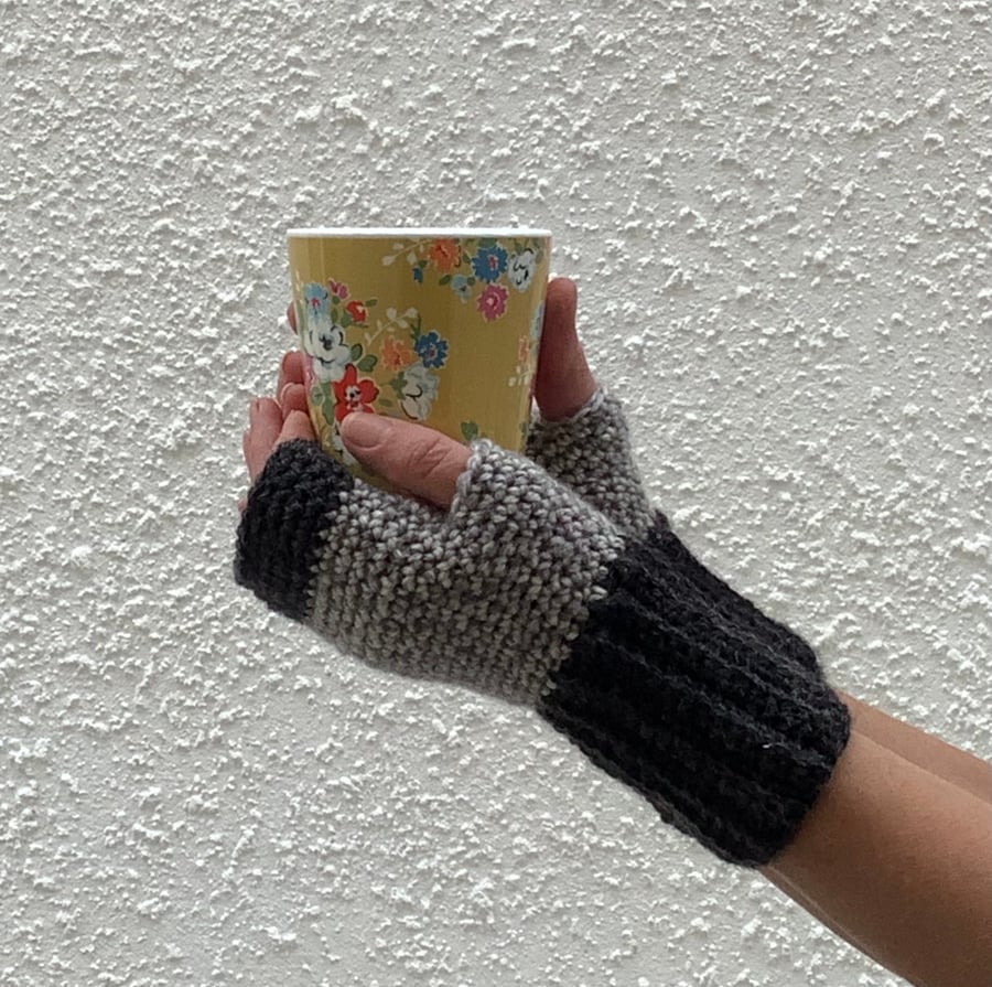 FINGERLESS MITTS , gloves ' Rambler' . Soft wool blend. Greys.