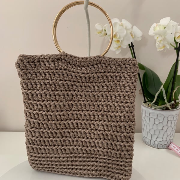 Lovely handbag with round metal handles