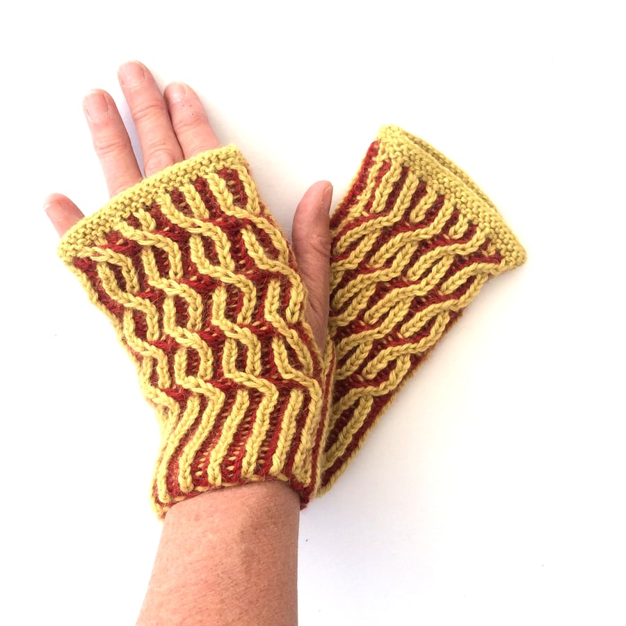 Knitting pattern for brioche fingerless gloves