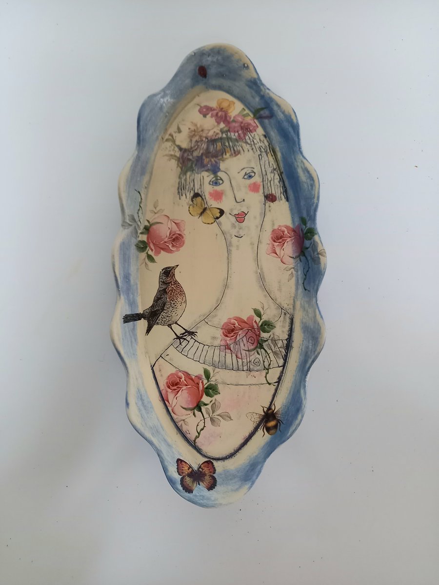 Figurative wall hanging or shallow dish 