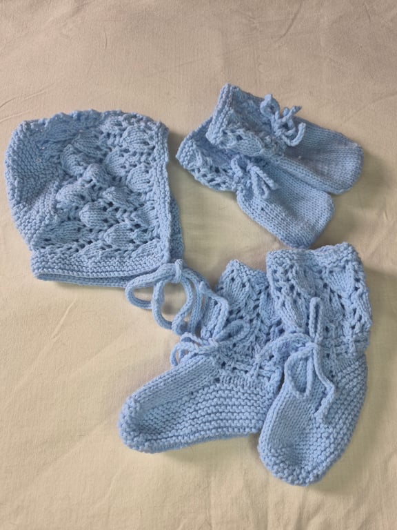 Traditional bonnet, booties and mittens