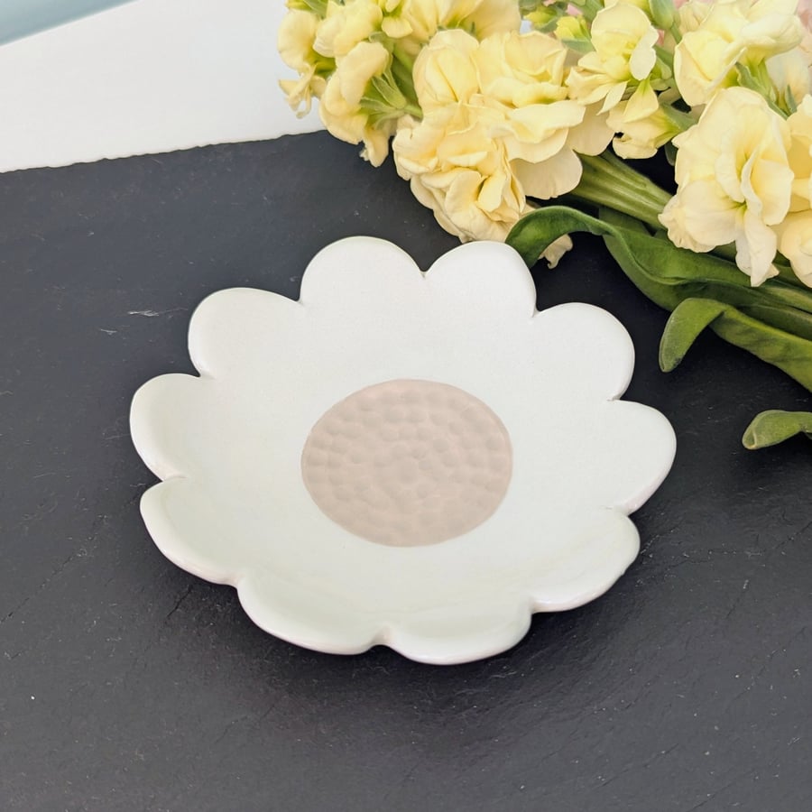 Ceramic cream flower small dish
