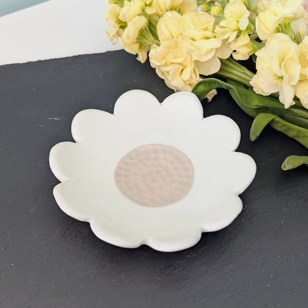 Ceramic cream flower small dish