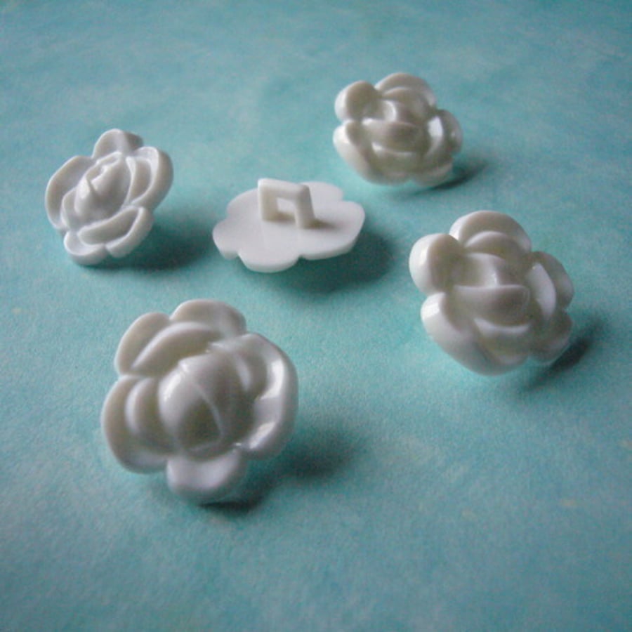 10 white Floral buttons