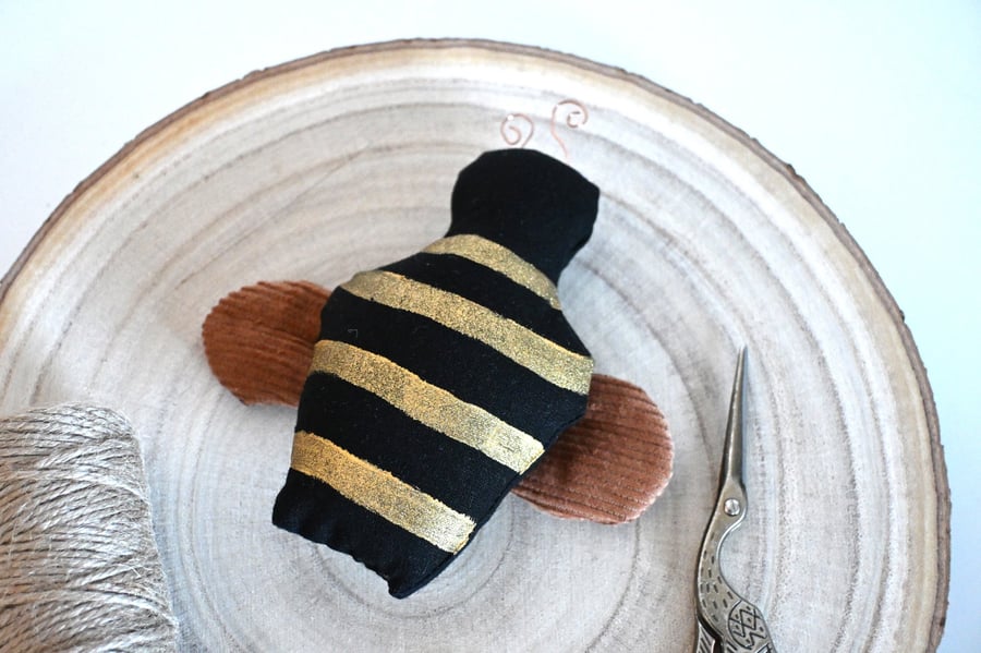primitive bee keepsake 