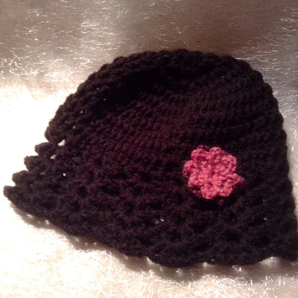 Wool hat with flower decoration