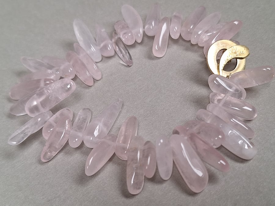 Bracelet from rose quartz chips with brass clasp