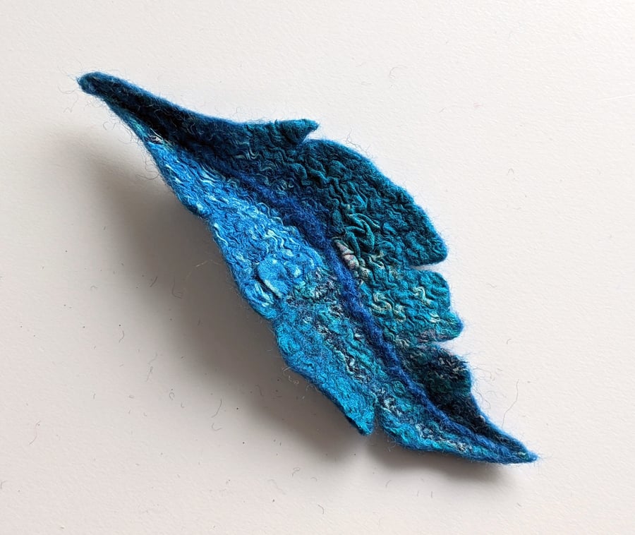Felted leaf brooch : turquoise 