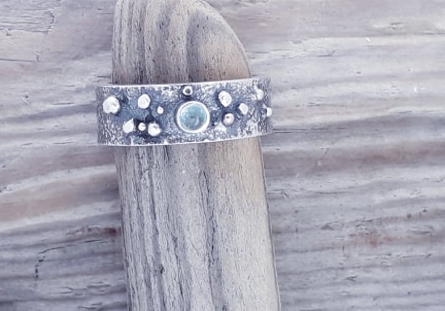 Pebble ring with Topaz size M