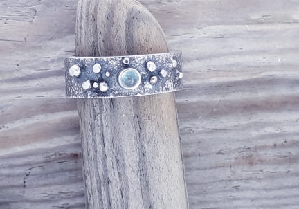 Pebble ring with Topaz size M