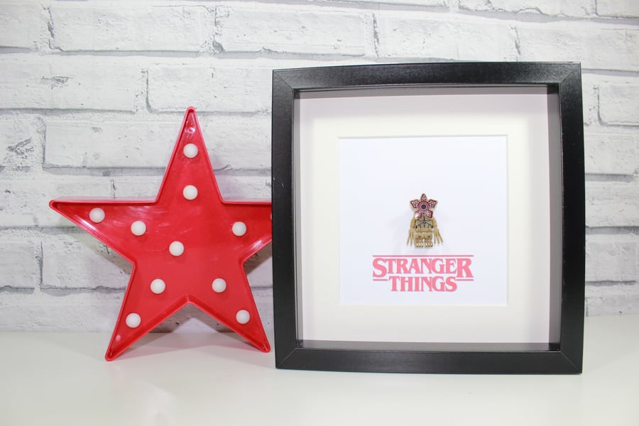 STRANGER THINGS - Framed Demogorgon minifigure - Awesome art work