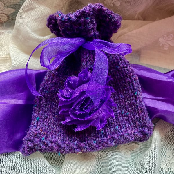 Gift bag knitted in purple pure new wool