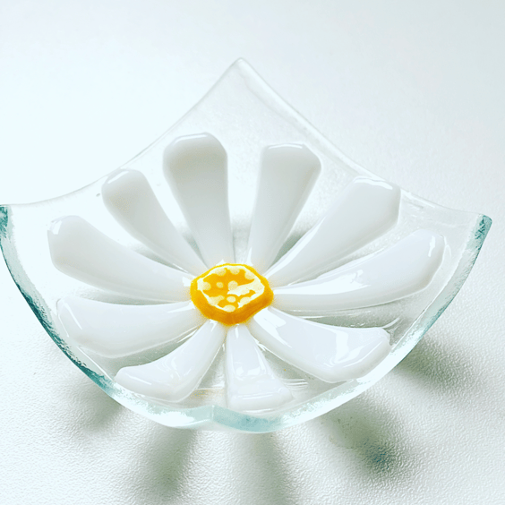 Daisy  dish - fused glass trinket dish 