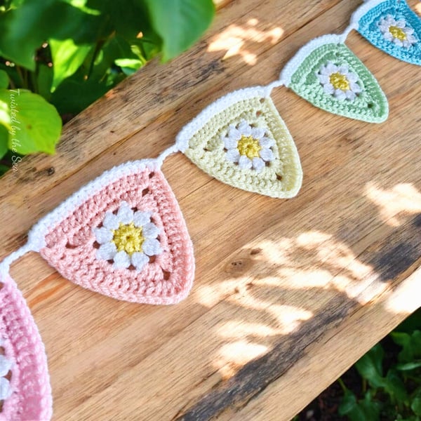 Crochet Rainbow Daisy Bunting – 7 Flag Garland