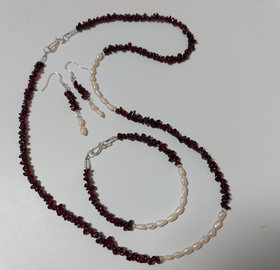 Jewellery set: 3-piece, freshwater pearl and garnet