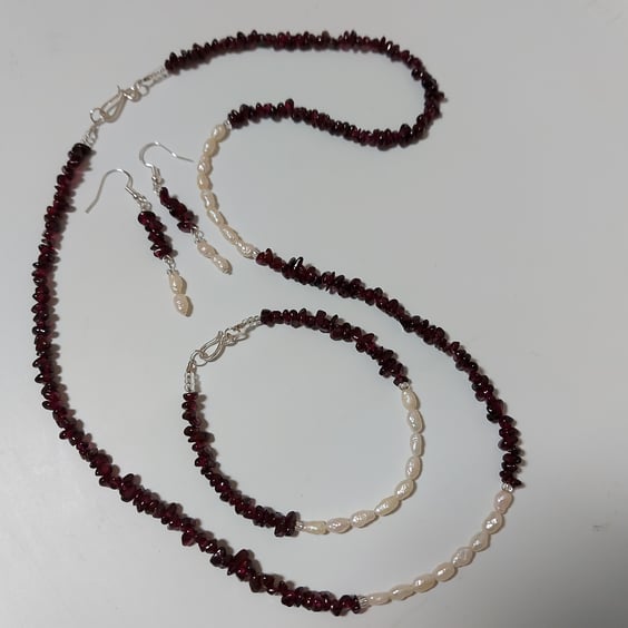 Jewellery set: 3-piece, freshwater pearl and garnet