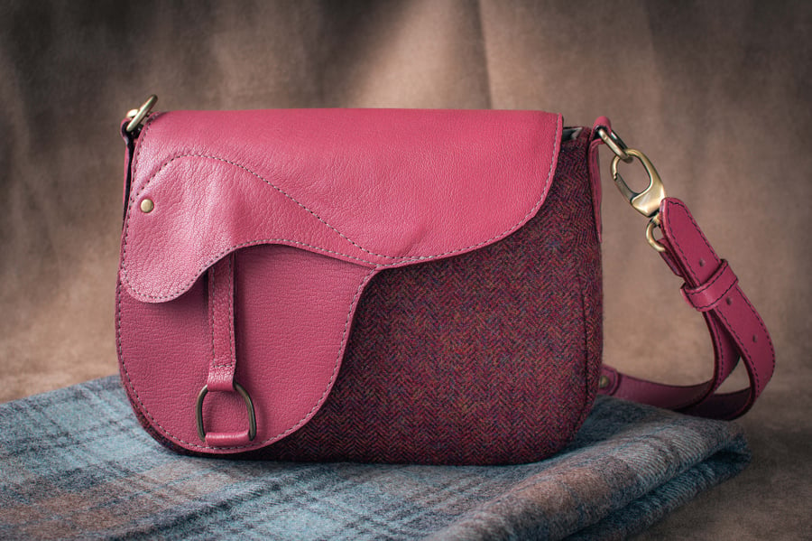 Dark pink wool tweed and leather horse saddle flap bag with stirrup