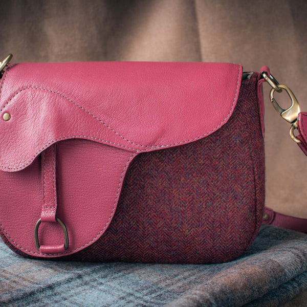 Dark pink wool tweed and leather horse saddle flap bag with stirrup