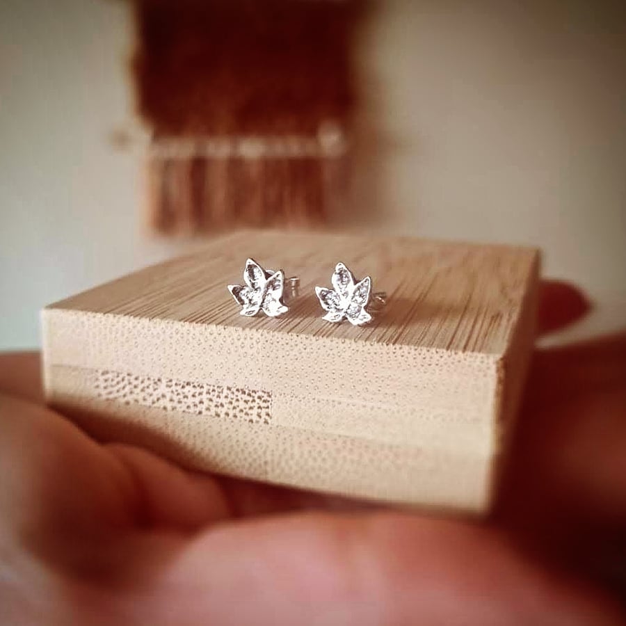 Sycamore leaves ear studs small 7mm Silver