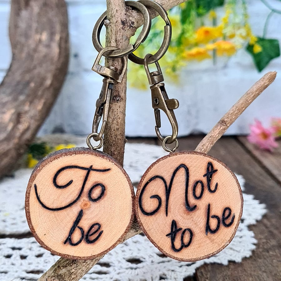 Pyrography decision keyring 'To be-Not to be'