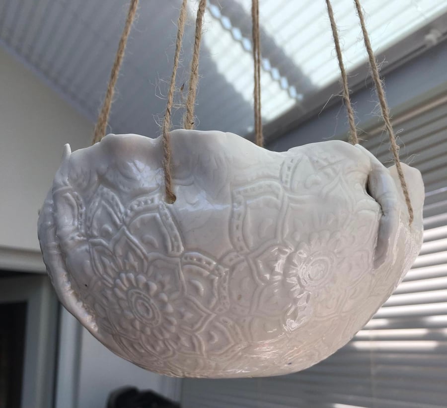 Porcelain hanging plant holder