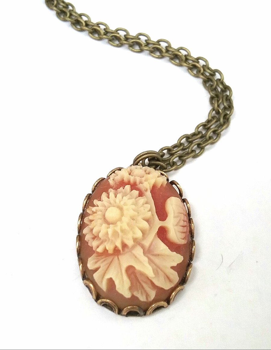 Vintage Floral Cabachon Necklace..... 