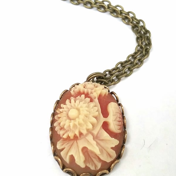 Vintage Floral Cabachon Necklace..... 