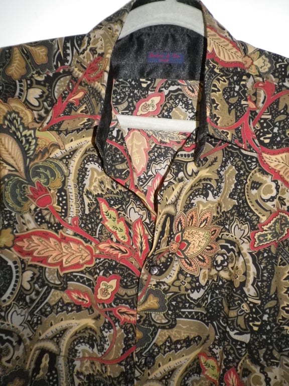 Rich paisley design, size M, free shipping