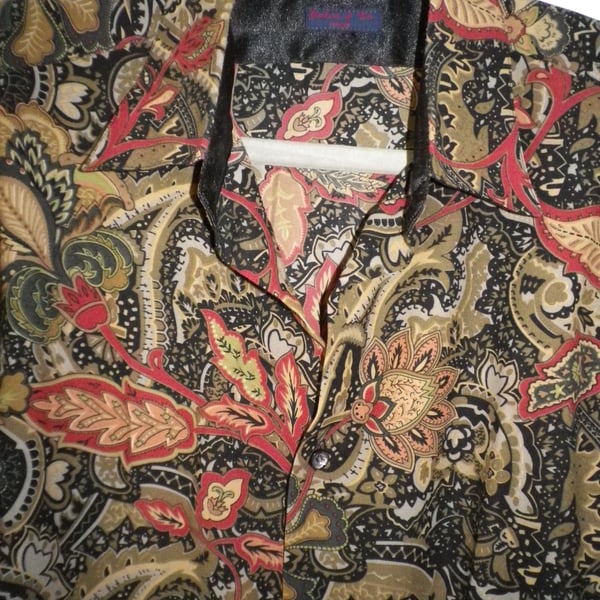 Rich paisley design, size M, free shipping