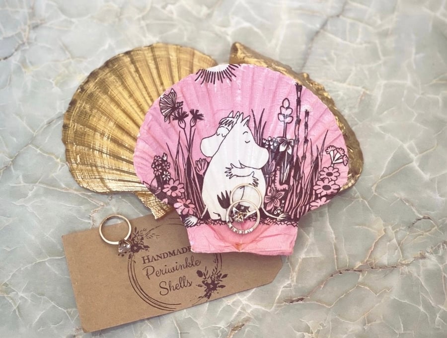 Hugging Moomin scallop design with gold leaf back 