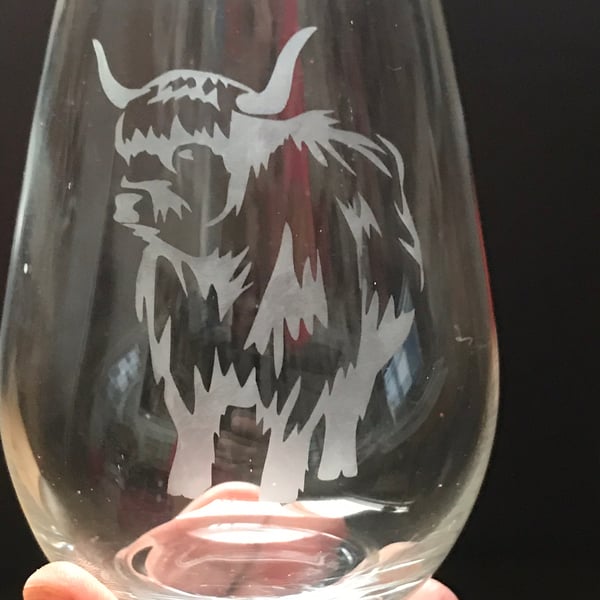 Hand Etched Wine Highland Cow