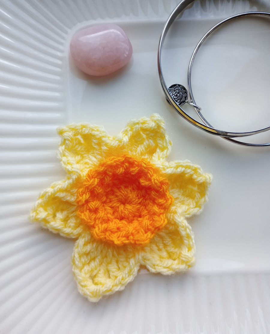 Daffodil crochet brooch