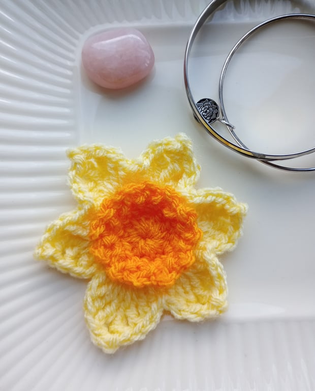 Daffodil crochet brooch