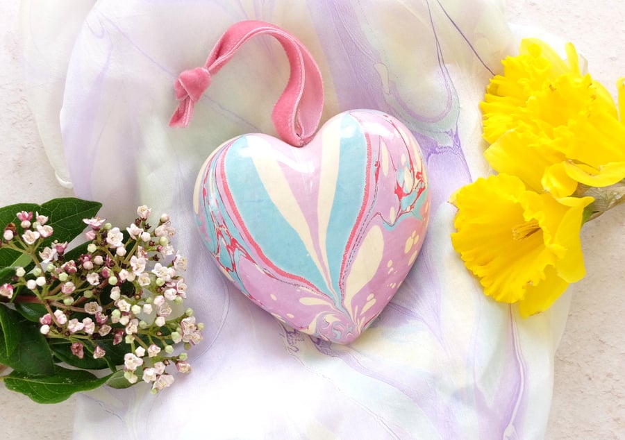 Hanging marbled ceramic heart decoration in lilac-pink turquoise and gold