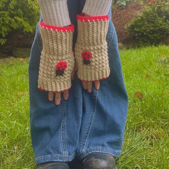 Ladybird Fingerless Gloves, Ladybug Crochet Design, Moss Stitch Wrist Warmer
