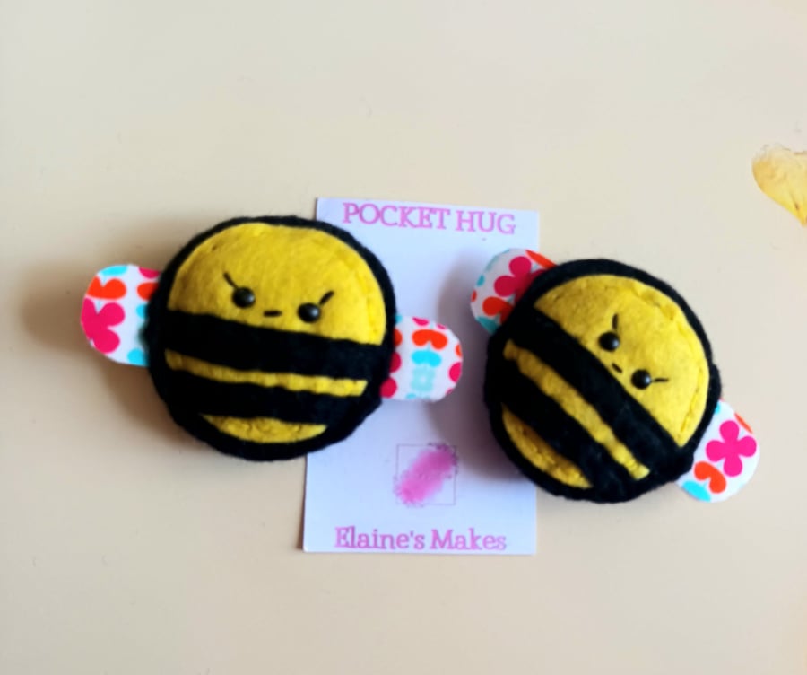 'Bumble bee' pocket hug and pocket hug card gift set (yellow)