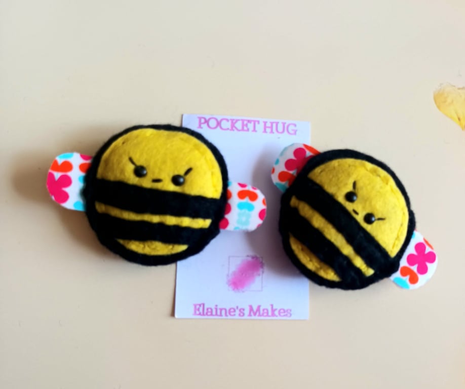 'Bumble bee' pocket hug and pocket hug card gift set (yellow)