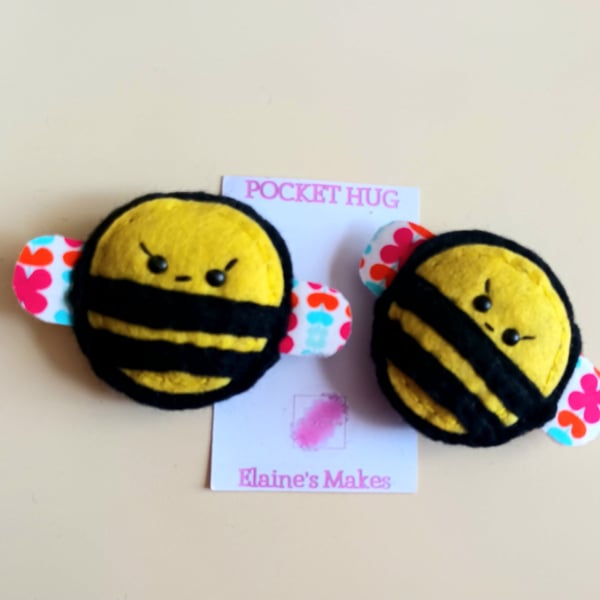 'Bumble bee' pocket hug and pocket hug card gift set (yellow)