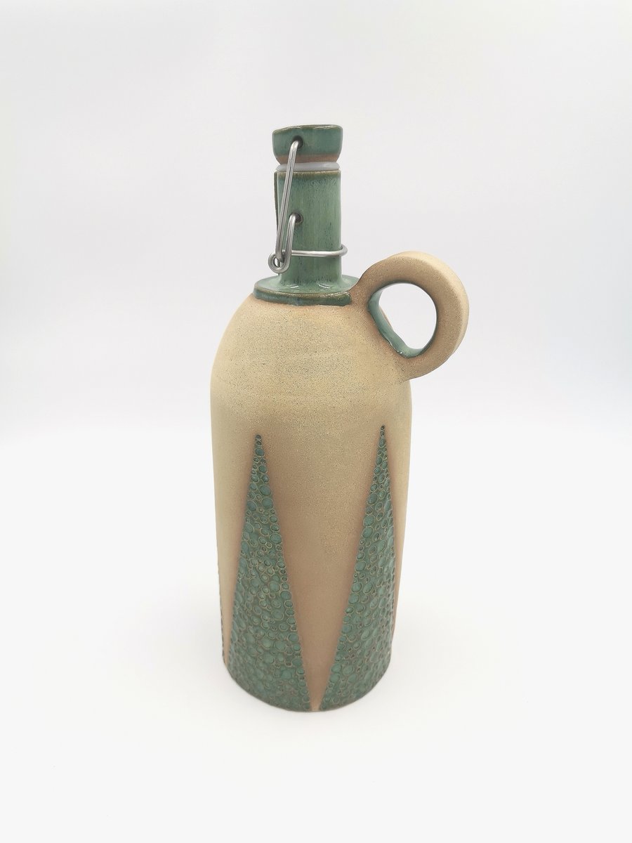 Flip top water carafes