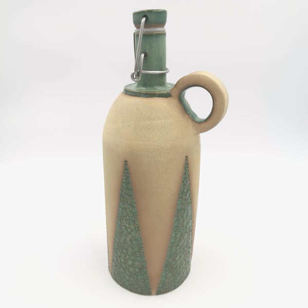 Flip top water carafes