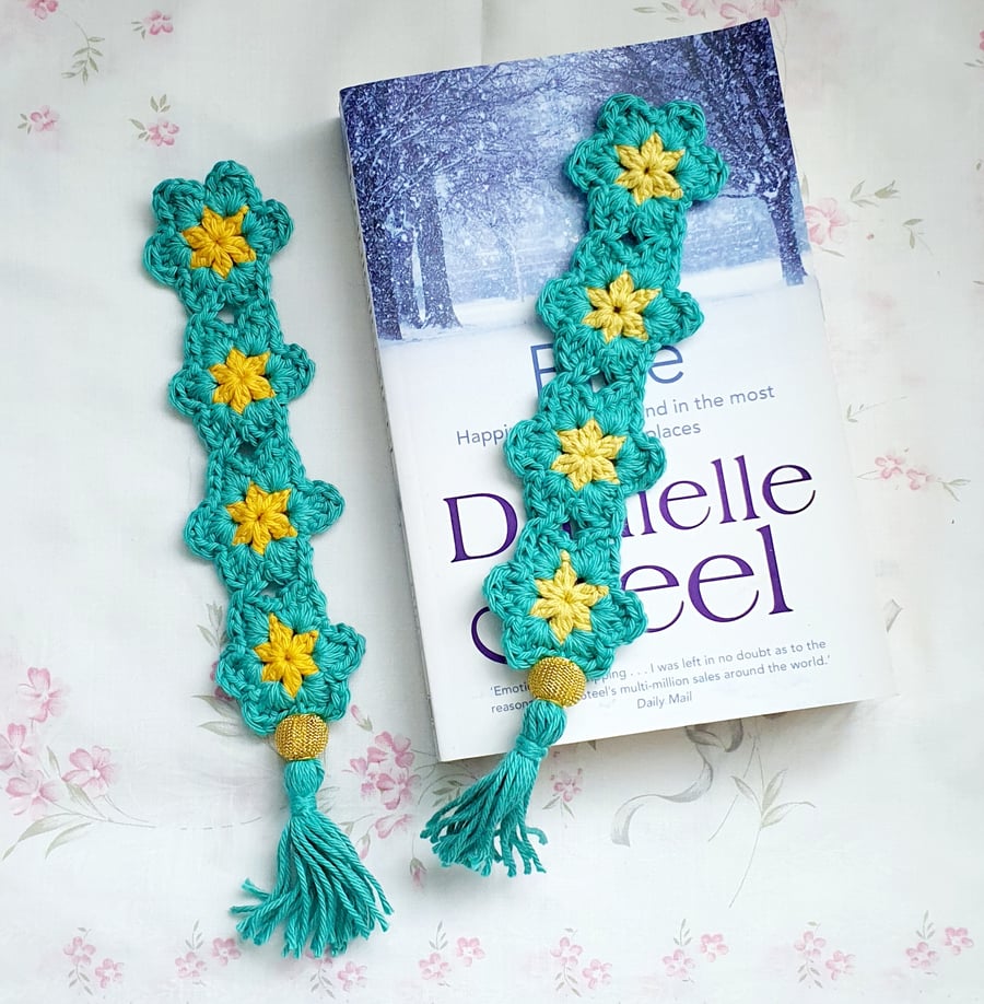 Green Daisy crochet bookmark 