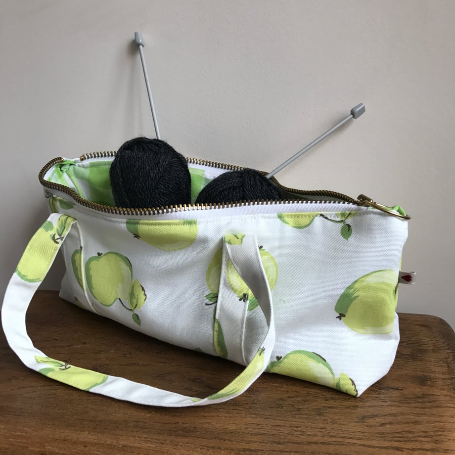 Knitting bag in apple design