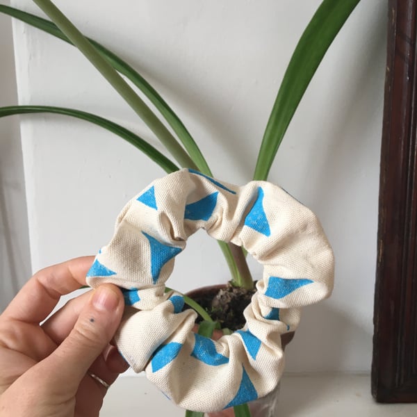 Handmade organic cotton scrunchie, block printed with a blue triangle print.