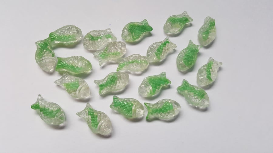 20 x "Colour-Inside" Glass Beads - Fish - 14mm - Bright Green  