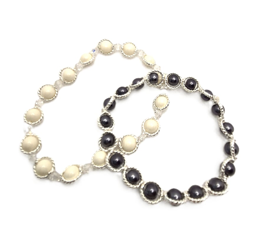 A pair of Swarovski pearl stretchy bracelets - Dark grey and off white